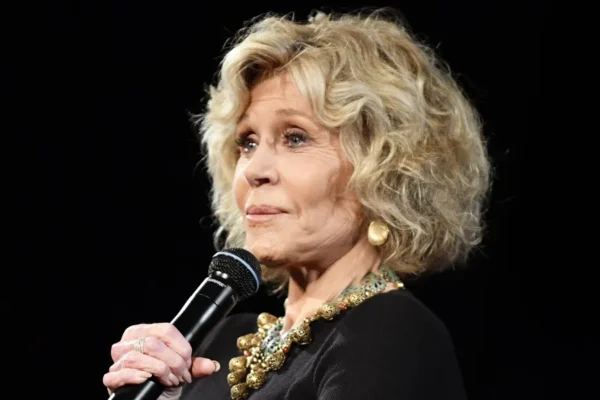 Body Language Expert Weighs In on Jane Fonda’s ‘Uncomfortable’ Red Carpet Moment at 2025 SAG Awards