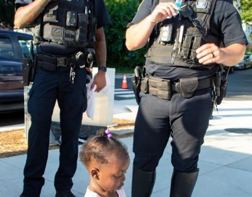 She carried her freezer pop straight up to the cops and gave them a note from her mother.