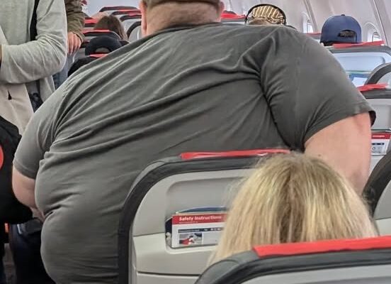 Photo of passenger on flight goes viral, has everyone saying the same thing